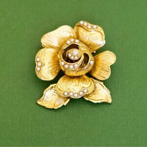 Vintage Intricate Flowers Gold Tone Beautiful Brooch - K45